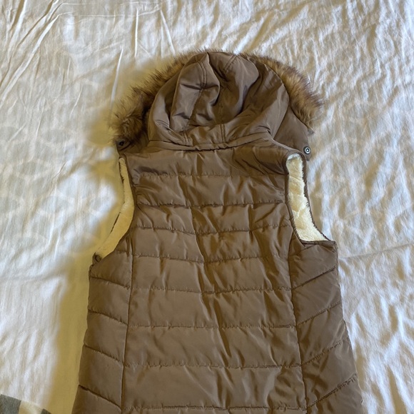 Brown vest with comfy lining and fur hood. Never worn - Picture 3 of 5